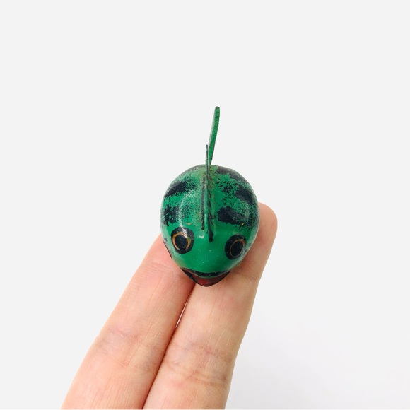 Green Wooden Fish Folk Art Figurine Trembling Tail Hand Painted Miniature - Picture 6 of 7